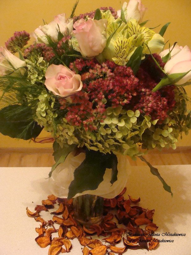 Bukiet z róż z dodatkiem hortensji, rozchodnika 