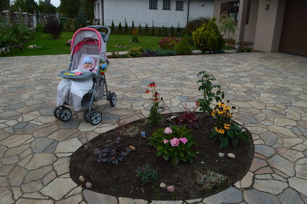 Córeczka podziwia nowe aranżacje mamusi.