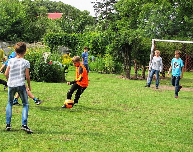 Duża bramka, murawa, Czarek i koledzy.  