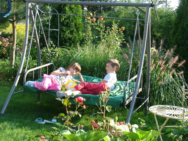 I odpoczywające na huśtawce