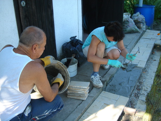 ...i razem pracujemy. Układanie kafelków wcale nie jest takie trudne.