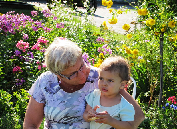Jedno z miejsc na odpoczynek, zawsze w scenerii kwiatów lub iglaków.