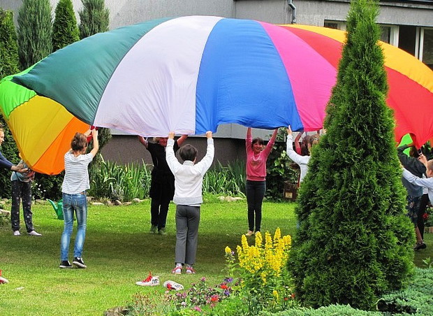 Koledzy i koleżanki syna podczas zabawy.