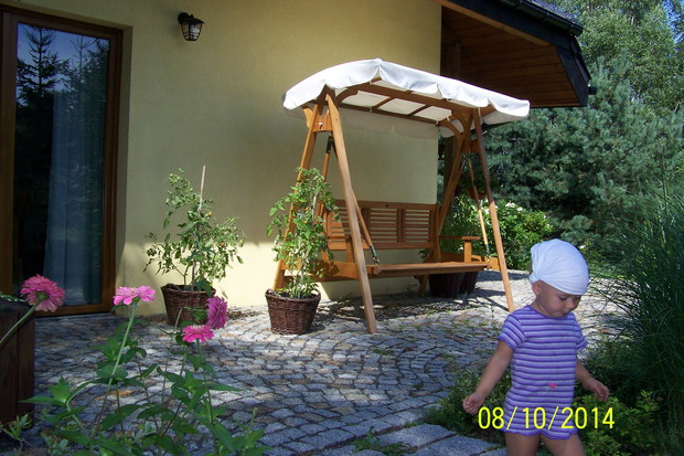 Mały ogrodnik rusza do pracy.