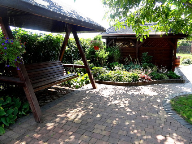 Miejsce relaksu w zakątku cienistym