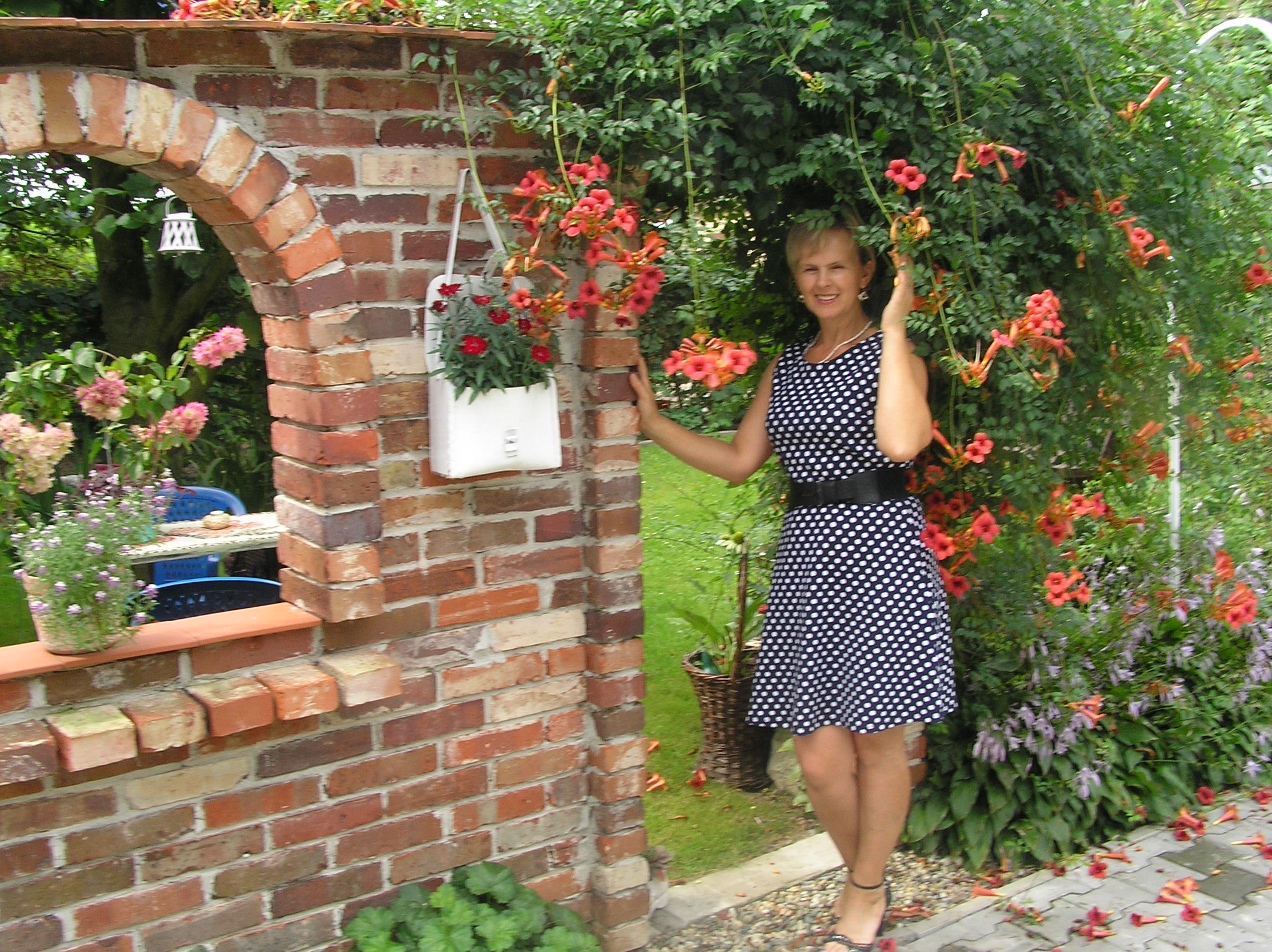  " Miłośniczka kwiatów" - to ja  poprzez pasję i ciężką pracę
realizuje własne ogrodowe projekty.