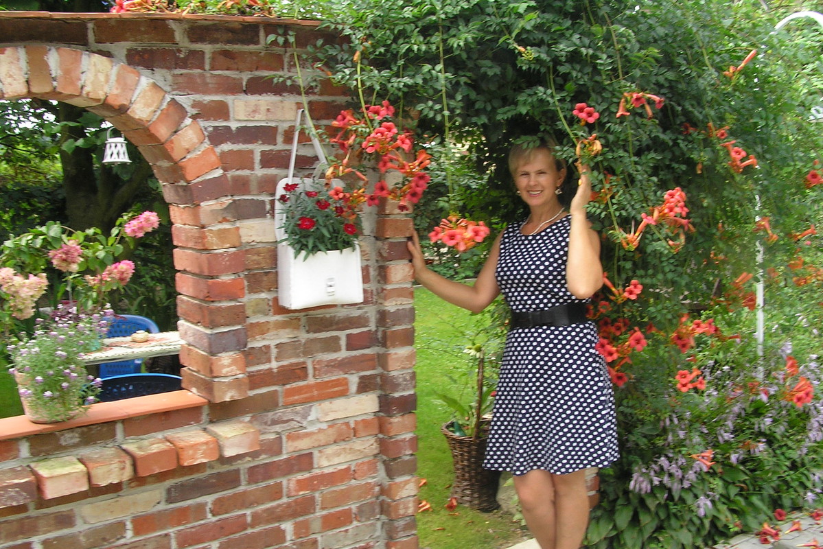 " Miłośniczka kwiatów" - to ja poprzez pasję i ciężką pracę
realizuje własne ogrodowe projekty.