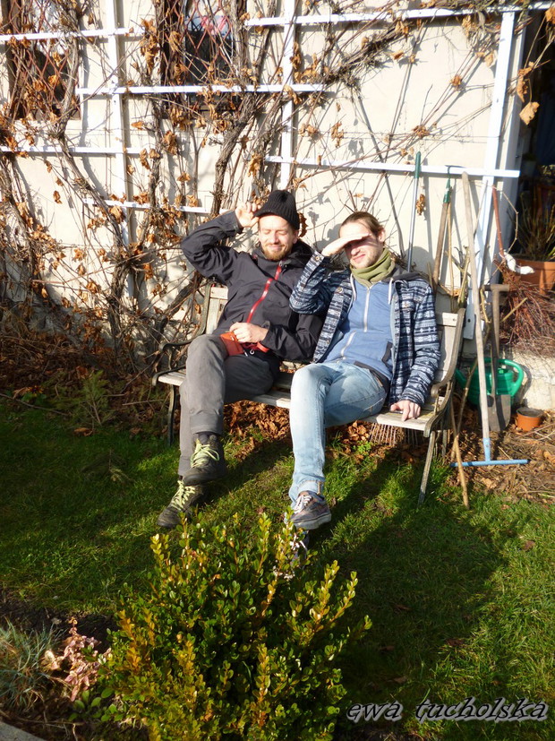 Moi dwaj synowie w listopadzie pod ścianą winogron, owoce już w stanie płynnym procentowym ;)
