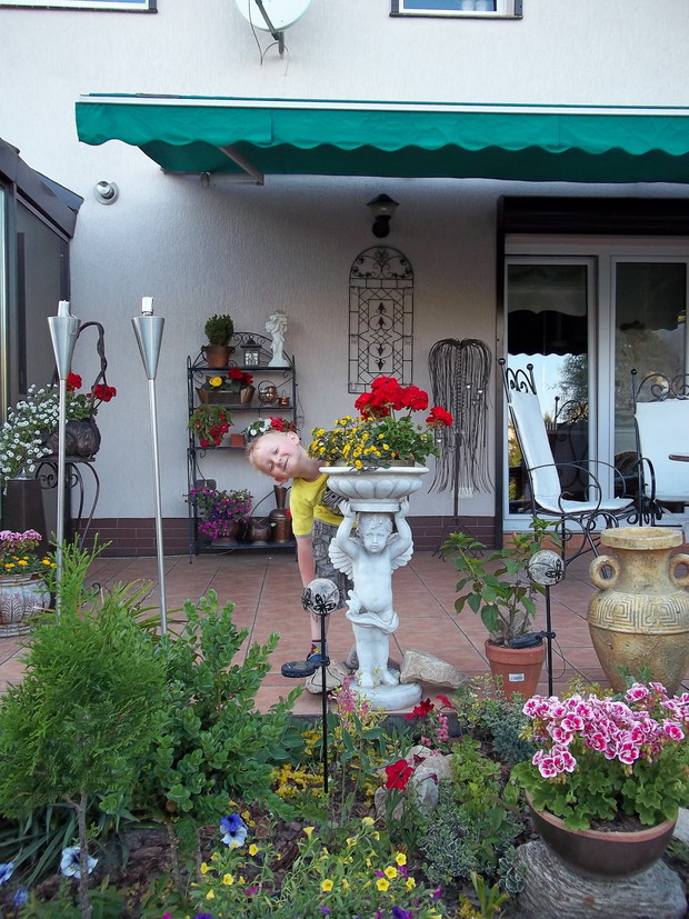 Mój bratanek Sebastian bawiący się z Nami w chowanego.