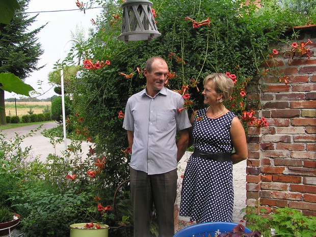 mój mąż - pomocna dłoń w ogrodzie i to jak jeszcze...:)