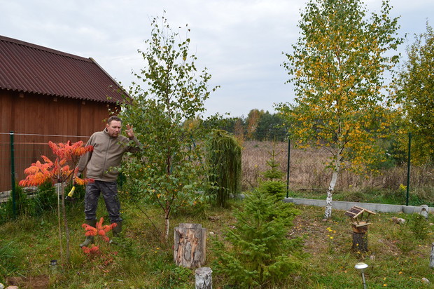 Mój mąż w zagajniku leśnym.