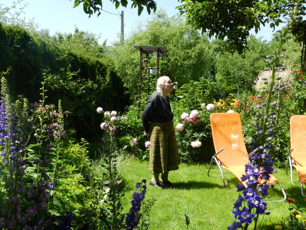 Moja Teściowa,która przepisała na nas swój ogródek.Miała go 25 lat i wiem z jakim sentymentem do niego podchodzi.Był dla Niej całym światem