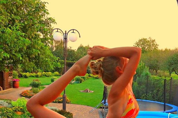 Nasza młodsza córka - gimnastyczka na tle ogrodu