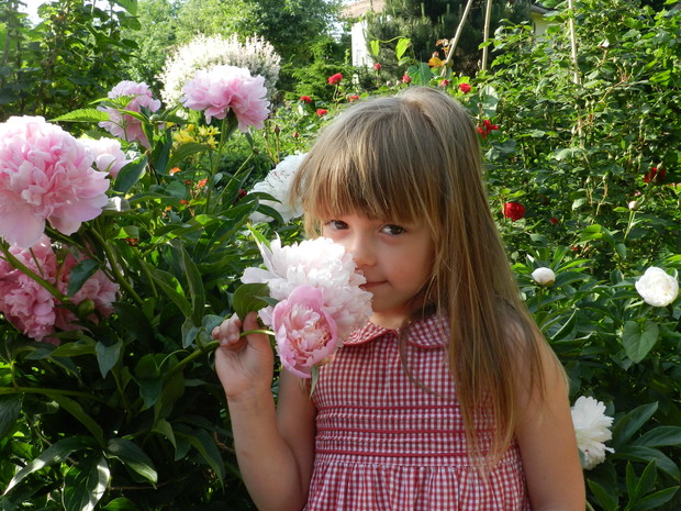 Nasza wnusia Jagoda zna wiele kwiatów w ogródku :) razem ze swoim bratem blizniakiem pomaga sadzić i podlewać rośliny.Promujemy naukę poprzez zabawę :)