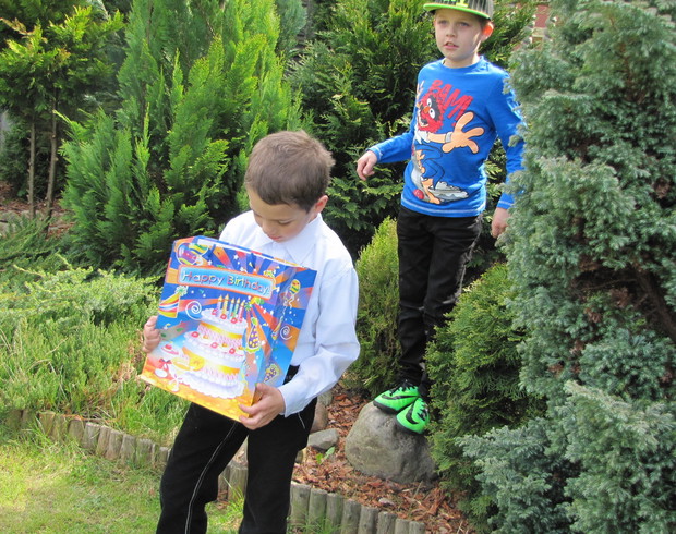 Przyjęcia urodzinowe dzieci i szukanie wielkanocnego zajączka, obowiązkowo odbywają się w ogrodzie.