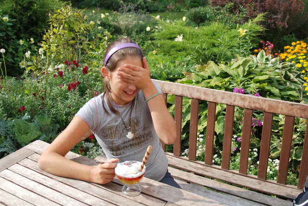 Słoneczny taras przy domu to stałe miejsce rodzinnych posiłków i spotkań z przyjaciółmi.