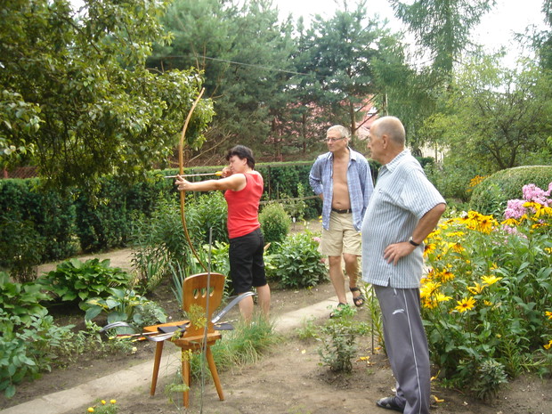 w jednym z rodzinnych ogrodów....i z łuku można postrzelać.