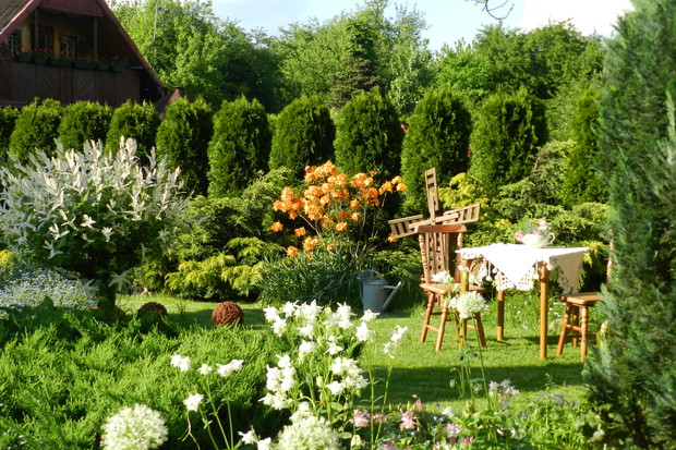 W ogródku,stolik dla gości zawsze jest przygotowany.Takich miejsc jest kilka w zależności ile osób nas odwiedza :)