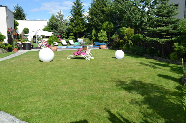 Wypoczynek przy basenie.