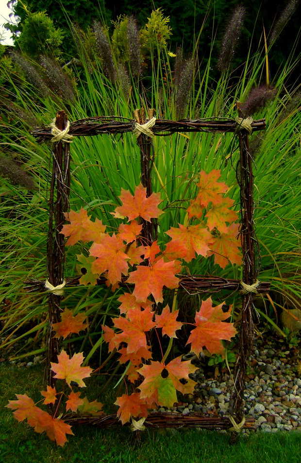 Jesienne okno 

Bardzo proste w wykonaniu. 
To jest wykonane z gałęzi wiśni, ale równie dobrze robi się z brzozy.  