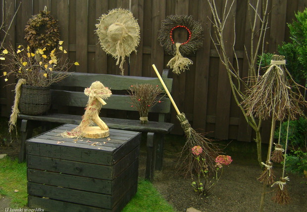 Miotły, miotełki i inne dekoracje jesienne. 

Lubię  robić dekoracje  bardo proste z naturalnych materiałów które daje nam matka natura. 
To pozwala mi na częste zmiany i nowe aranżacje w ogrodzie.                                