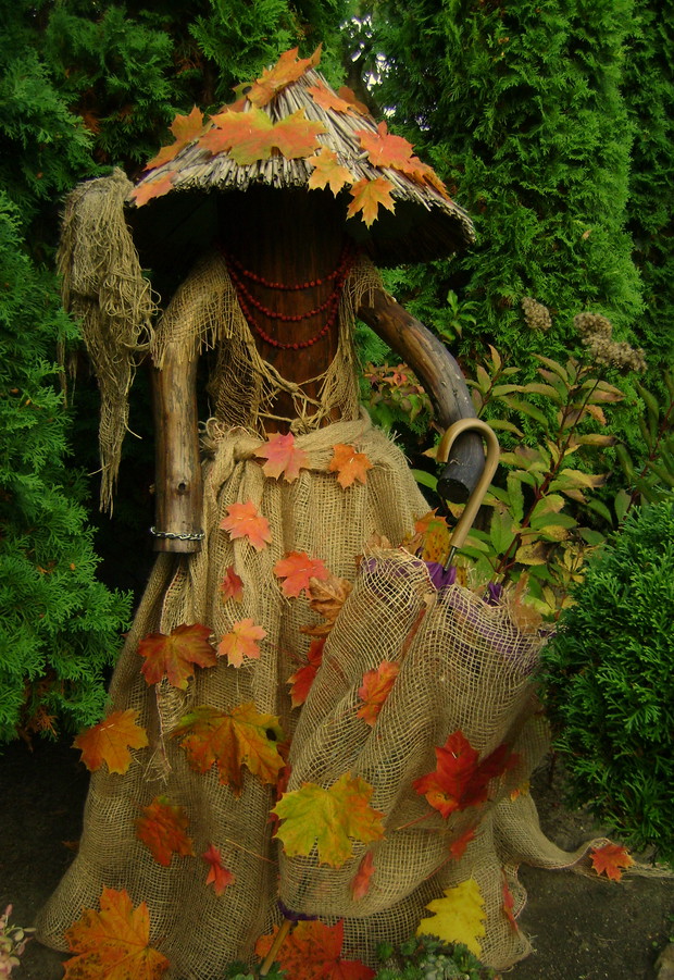 Ogrodowy detal - Nierozpoznawalna w jesiennych barwach
