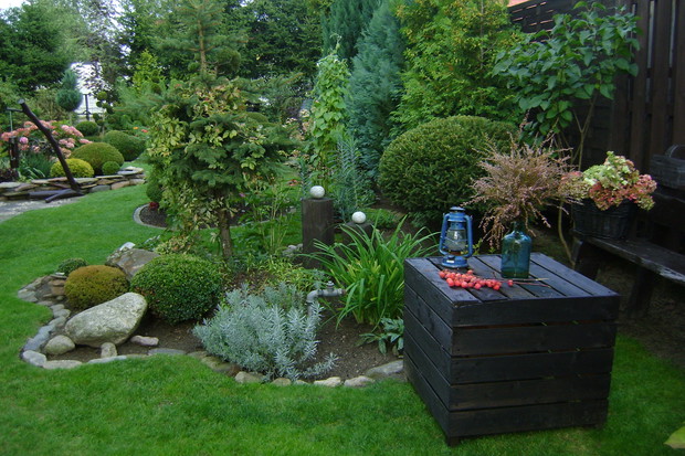 Stolik dla dwojga - wykonany z cienkich deseczek 