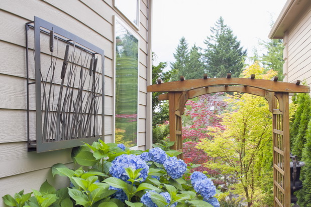 Bliskość roślin i ścian budynku zacieśnia harmonię domu i ogrodu, a każdy skrawek wykorzystanego podłoża sprawia, że zieleń staje się elementem architektury (zdj. Fotolia.com).