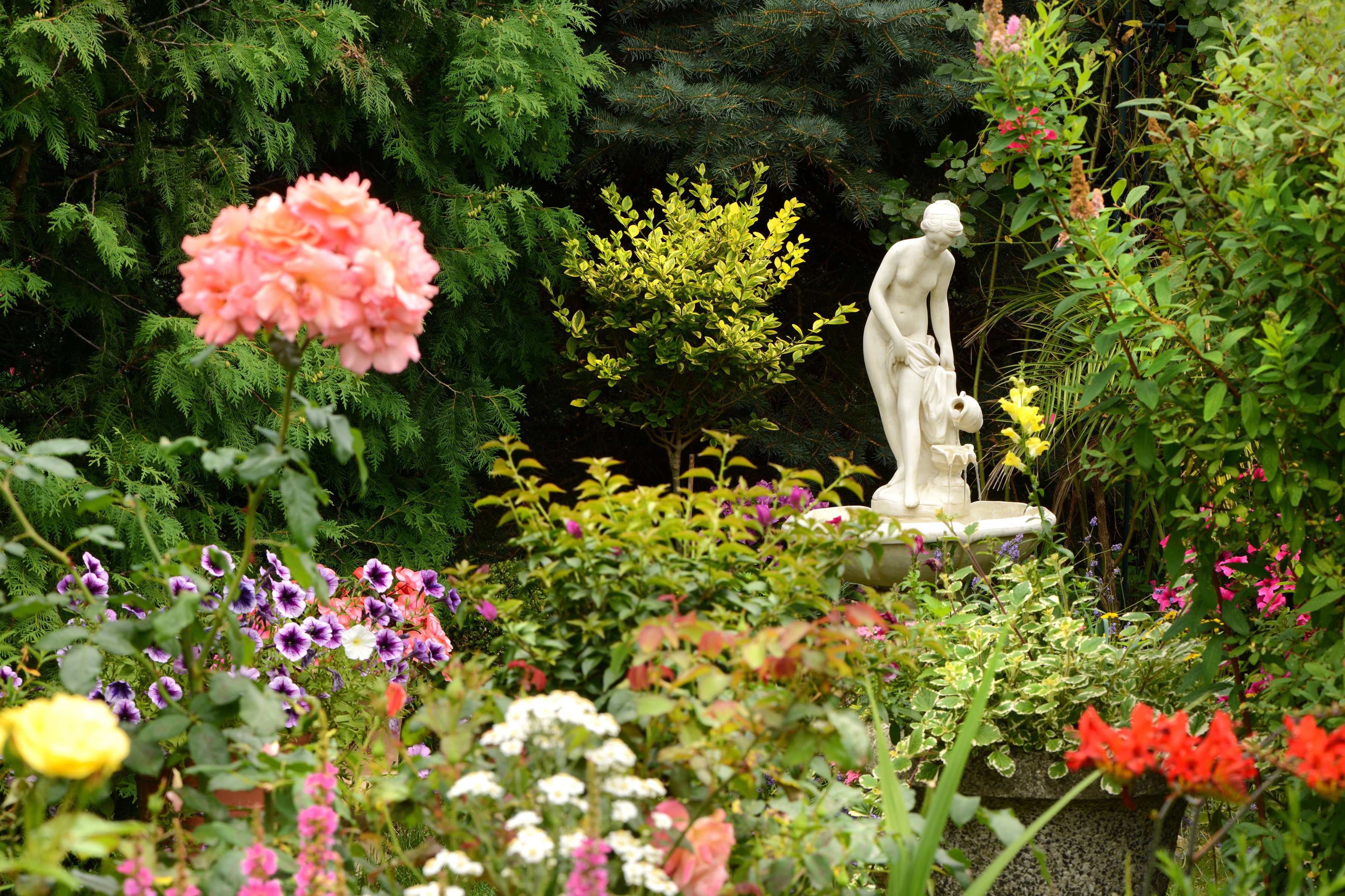 Chociaż pozornie panuje tu chaos, to jednak klimat takiego miejsca jest niepowtarzalny, a każdy ogród w stylu romantycznym oddaje naturę jego założyciela i opiekuna (zdj. Fotolia.com).