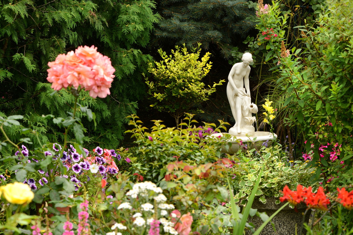 Chociaż pozornie panuje tu chaos, to jednak klimat takiego miejsca jest niepowtarzalny, a każdy ogród w stylu romantycznym oddaje naturę jego założyciela i opiekuna (zdj. Fotolia.com).
