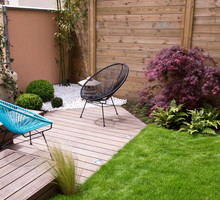 Drewniane panelowe ogrodzenia są łatwe w montażu i jeśli zabezpieczymy je impregnatem bądź innym preparatem do drewna, będą praktyczną ozdobą ogrodu przez wiele lat (zdj. Fotolia.com).