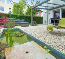 Dzięki nowoczesnym rozwiązaniom technicznym tuż przy domu można stworzyć doskonały klimatyczny zakątek z wodą w roli głównej (zdj. Fotolia.com).