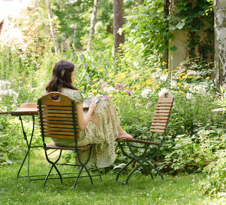 Przy sprzyjającej pogodzie ogród jest dopełnieniem domu. To tu, jak w zielonym salonie, możemy poczytać ciekawą książkę, zjeść posiłek lub porozmawiać z przyjaciółmi. Dlatego warto dbać o estetykę i niepowtarzalny klimat tych zakątków (zdj. Fotolia.com).