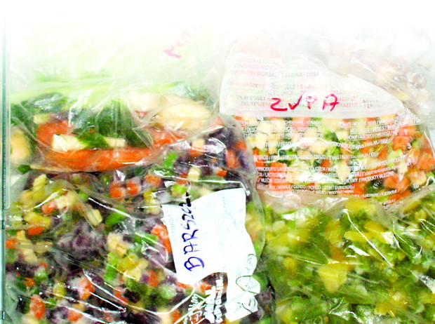 Tak przygotowane mieszanki warzywne są wygod-
ne w użyciu. Wymagają tylko wcześniejszego rozmrożenia
lub od razu wrzucenia do garnka albo na patelnię.