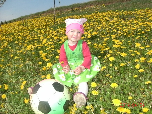 Wiosna, nie niszczę mleczyków w sadzie dają tyle radości:))