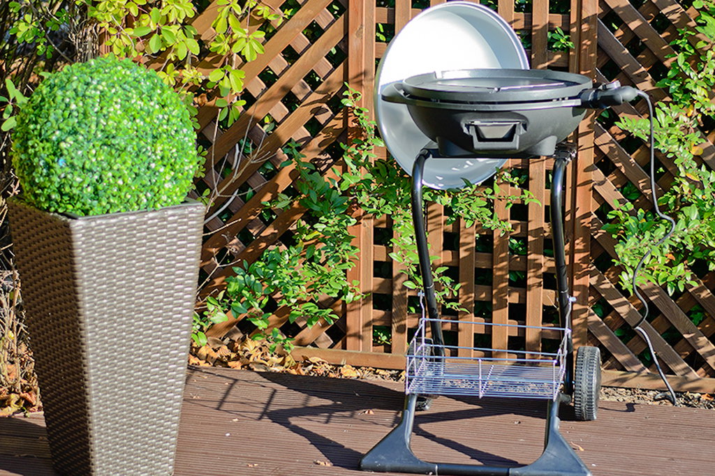 Grill elektryczny Master grill&party jest wyposażony w płytę  grzewczą średnicy 42 cm, podzieloną na część przeznaczoną do grillowania i smażenia