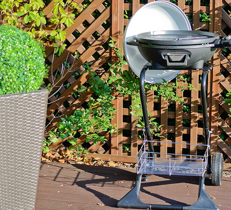 Grill elektryczny Master grill&party jest wyposażony w płytę grzewczą średnicy 42 cm, podzieloną na część przeznaczoną do grillowania i smażenia