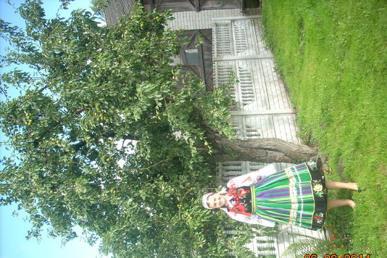 Pod rodzinną gruszą uwielbia pozować córcia Natalcia.