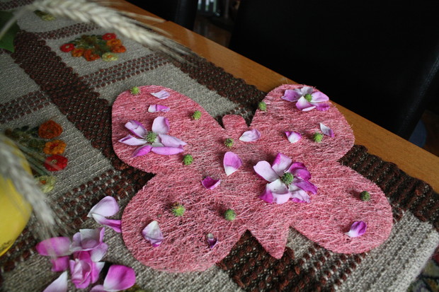 A to mój pomysł na upiększenie plecionego motyla. 