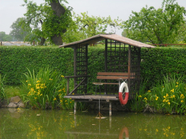 Altanka nad stawkiem.