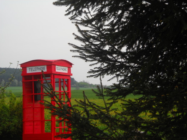 Angielska butka w wiejskim ogrodzie.