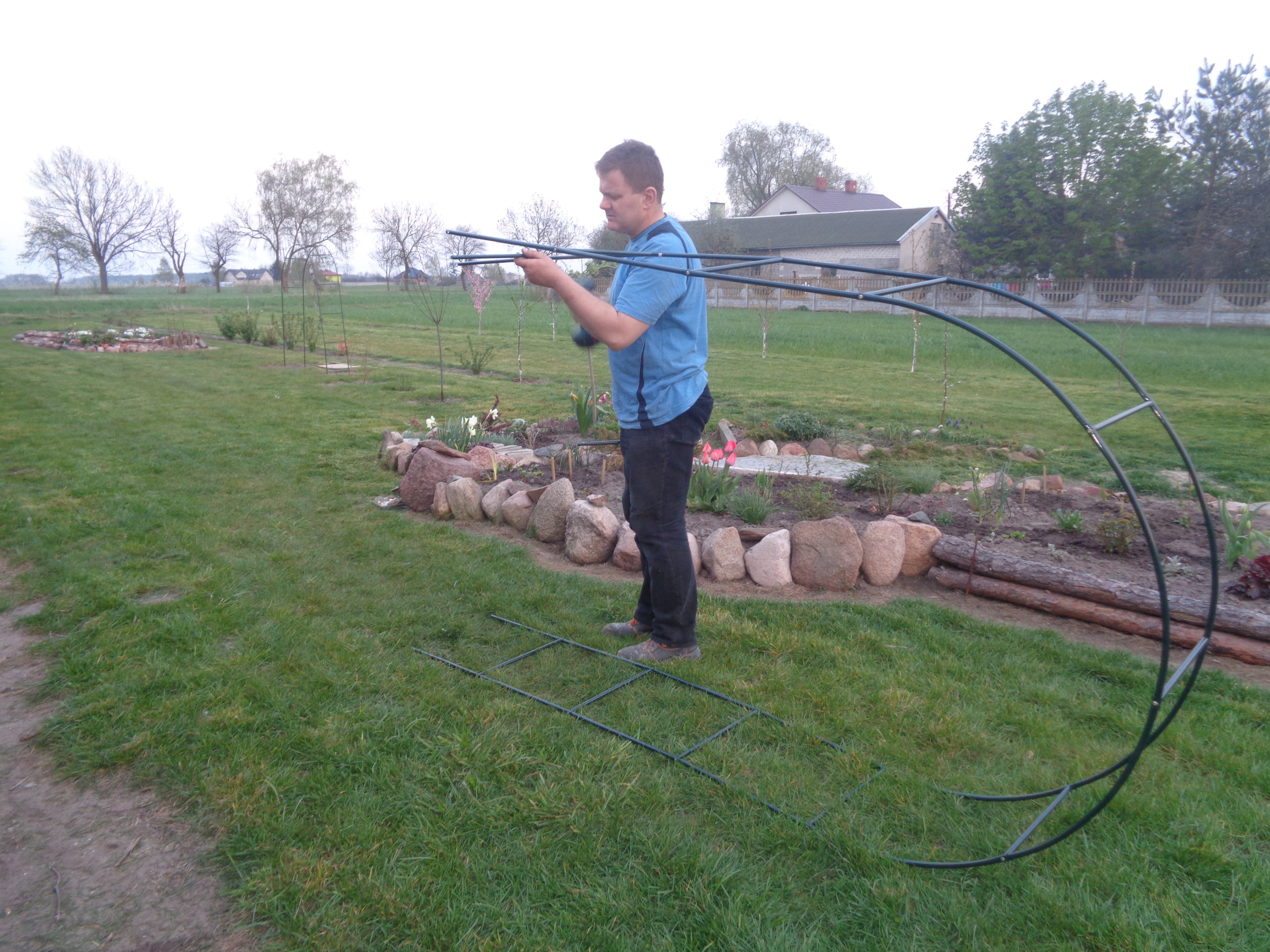 Mąż zmontował pergole.