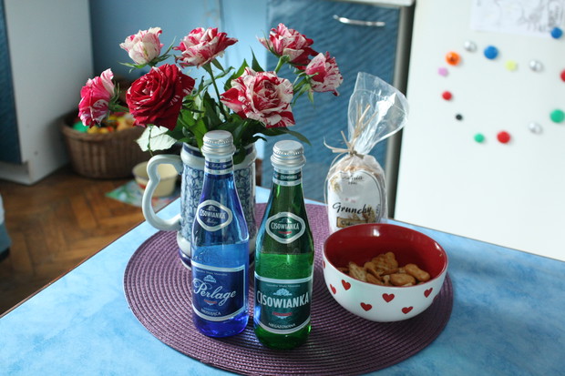 Moje róże pięknie prezentują się na stole w kuchni