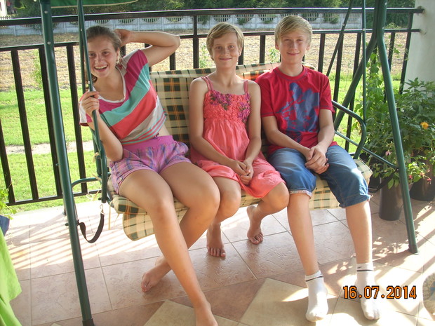 Natalka , Kasia i Dawid oczekują na podwieczorek.