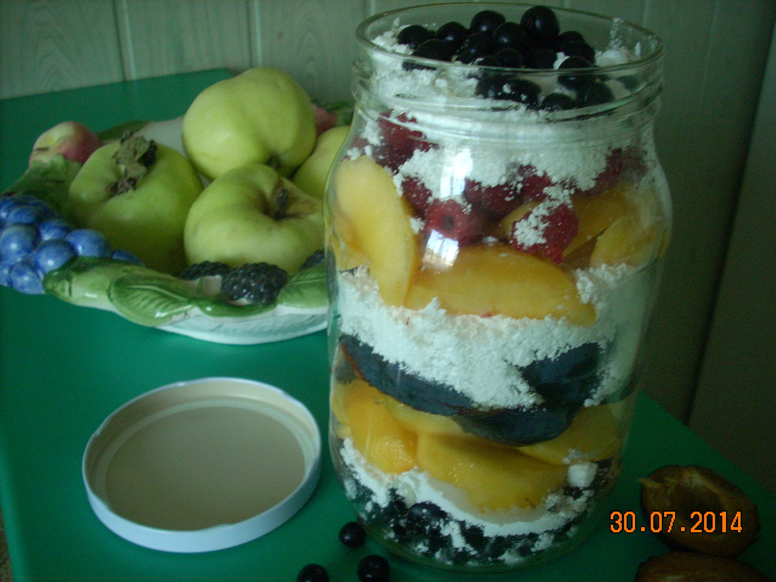 Owoce przysypywać cukrem pudrem.