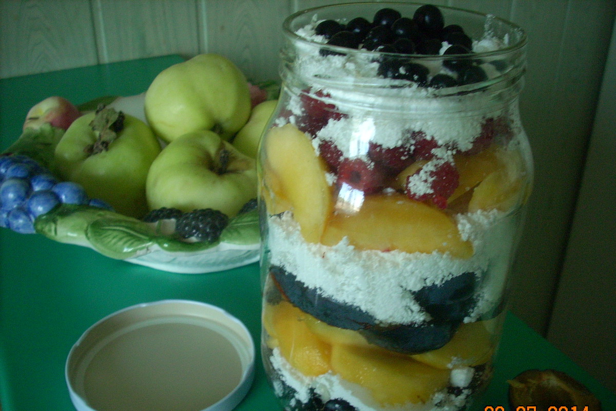 Owoce przysypywać cukrem pudrem.