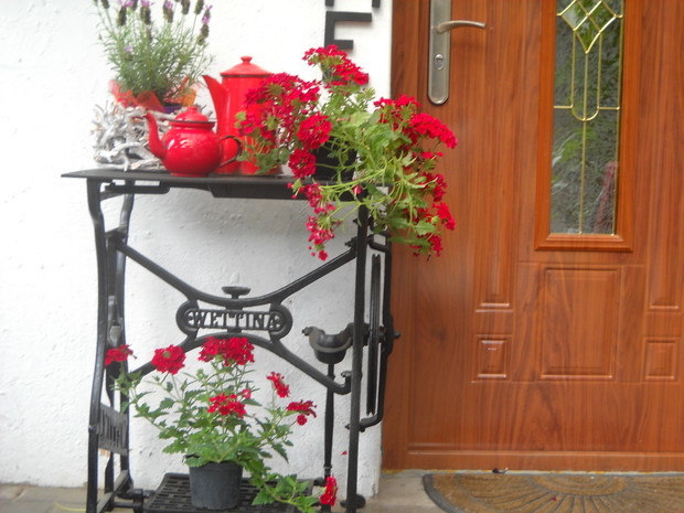 Podstawa od maszyny do szycia jako stolik do kwiatków.