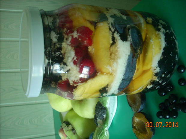 Słój szczelnie zakręcić.