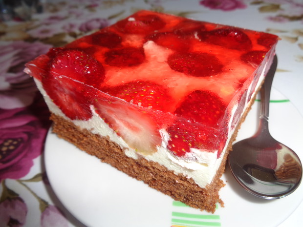 Ciasto z truskawkami i bitą śmietaną . 