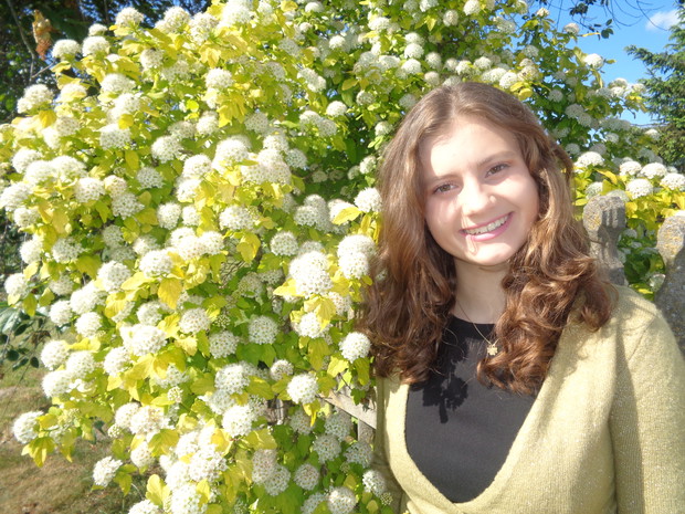 Córka Natalia na tle pęcherzycy kalinolistnej.